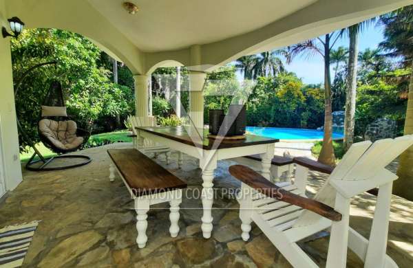 4 bedroom villa | Lush garden with a huge Ceiba tree | Refreshing pool | Walk to beach & restaurants